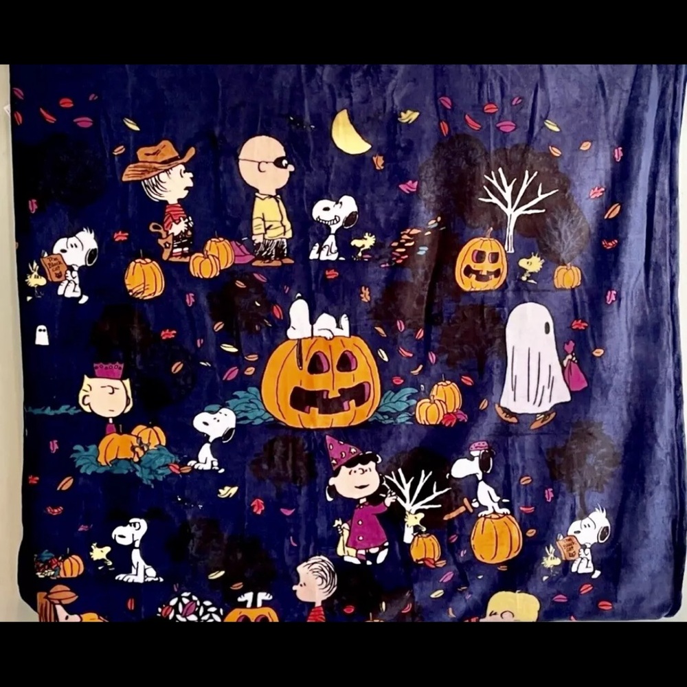 RARE!! NIP Vera Bradley Peanuts Halloween Throw Blanket